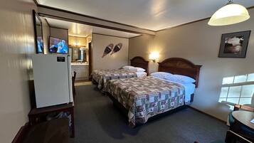 Rom – standard, 2 dobbeltsenger | Skrivebord, strykejern/-brett, wi-fi (inkludert) og sengetøy