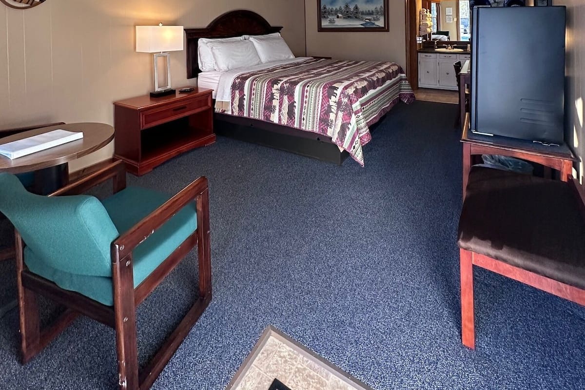 Standardzimmer, 1 King-Bett | Schreibtisch, BĂŒgeleisen/BĂŒgelbrett, kostenloses WLAN, BettwĂ€sche