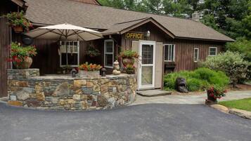 Vista frontal de la propiedad