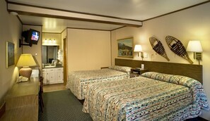 Habitación estándar, 2 camas dobles | Escritorio, tabla de planchar con plancha, wifi gratis y ropa de cama