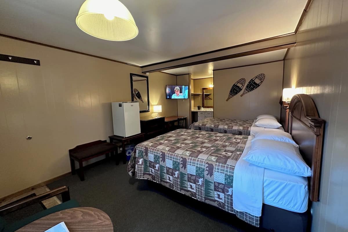 Standardzimmer, 2 Doppelbetten | Schreibtisch, BĂŒgeleisen/BĂŒgelbrett, kostenloses WLAN, BettwĂ€sche