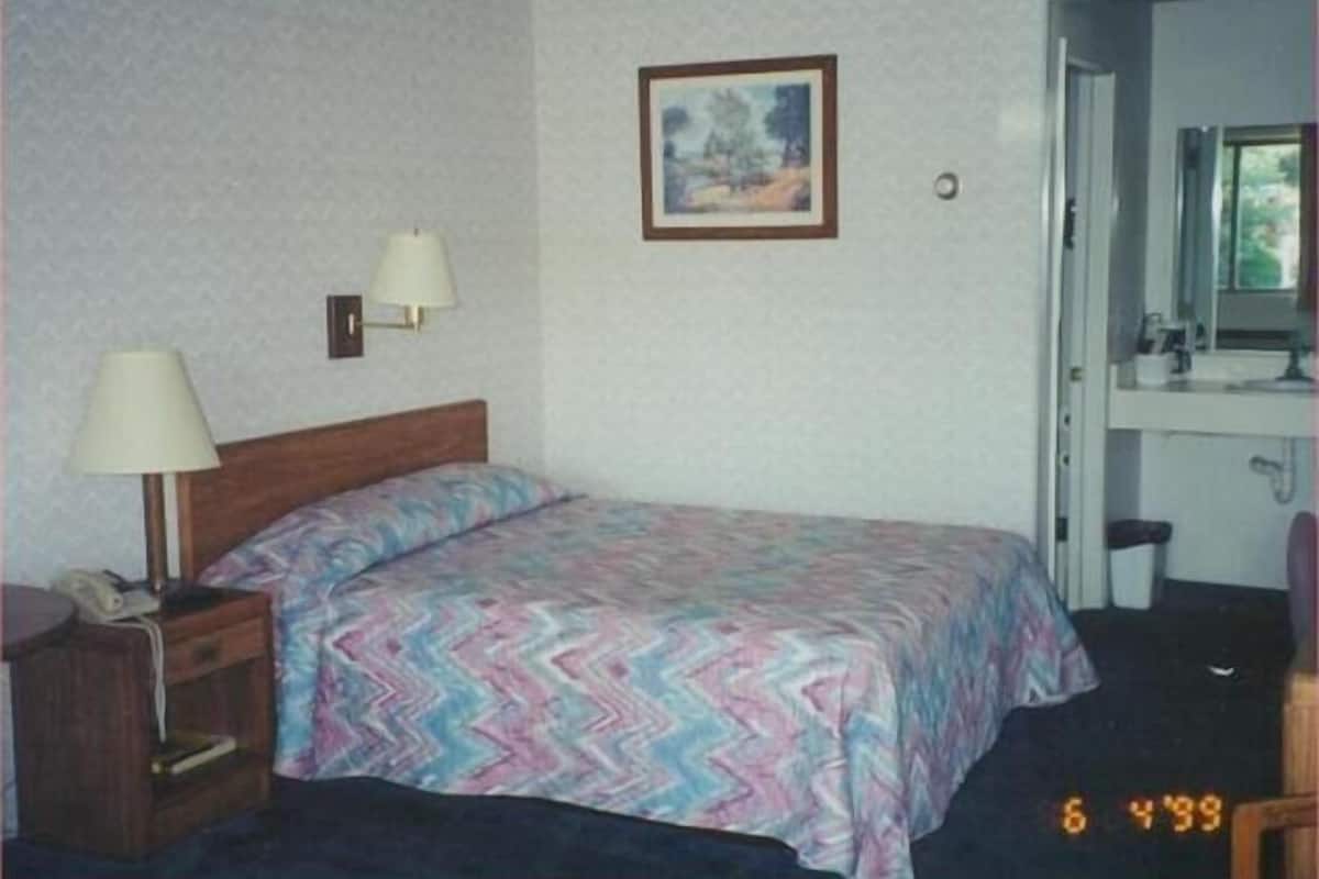 Room, 1 Queen Bed | Desk, blackout drapes, iron/ironing board (on request), WiFi (free)