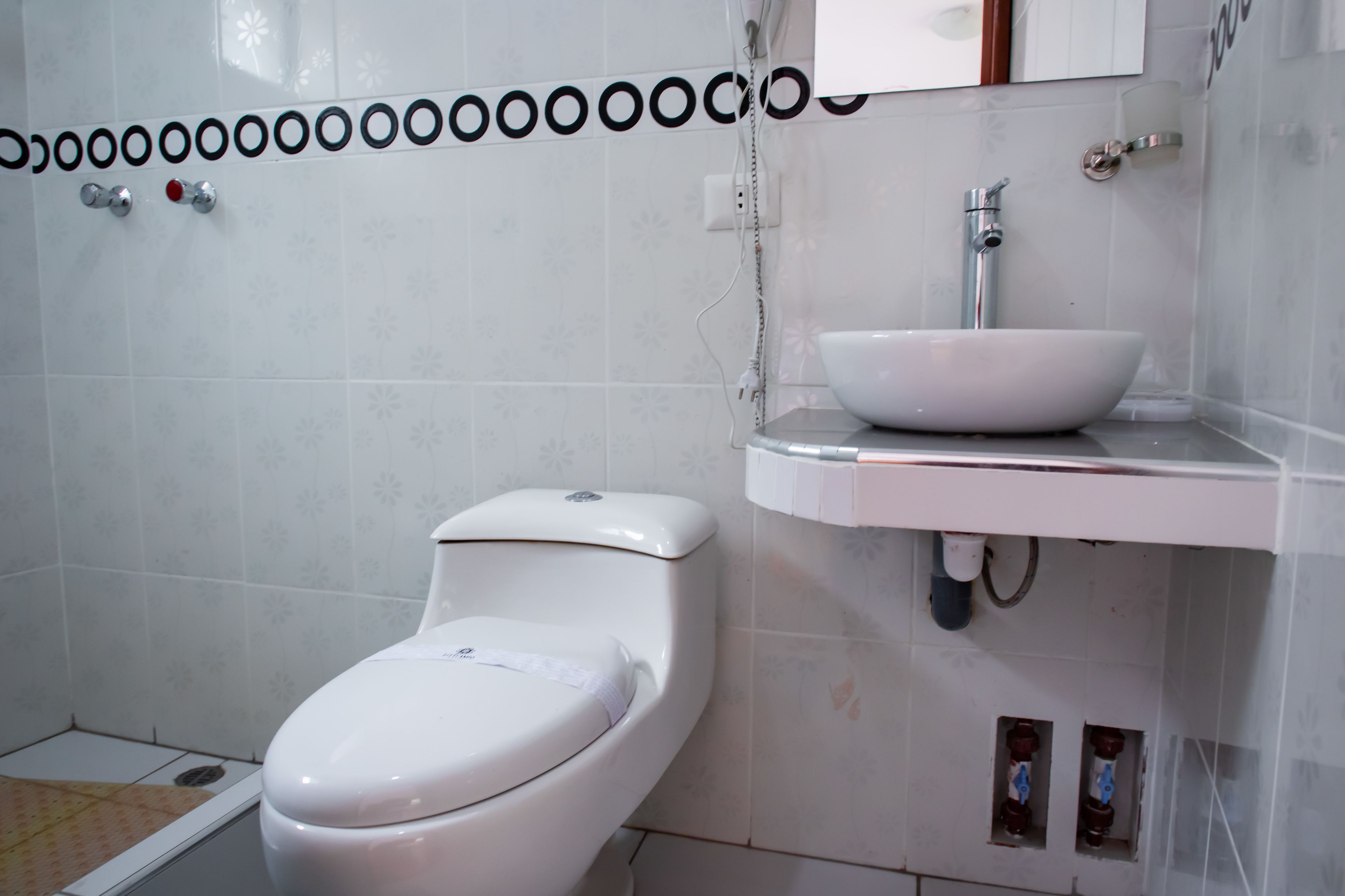 deluxe room, 1 queen bed | bathroom | shower, free toiletries, hair dryer, towels