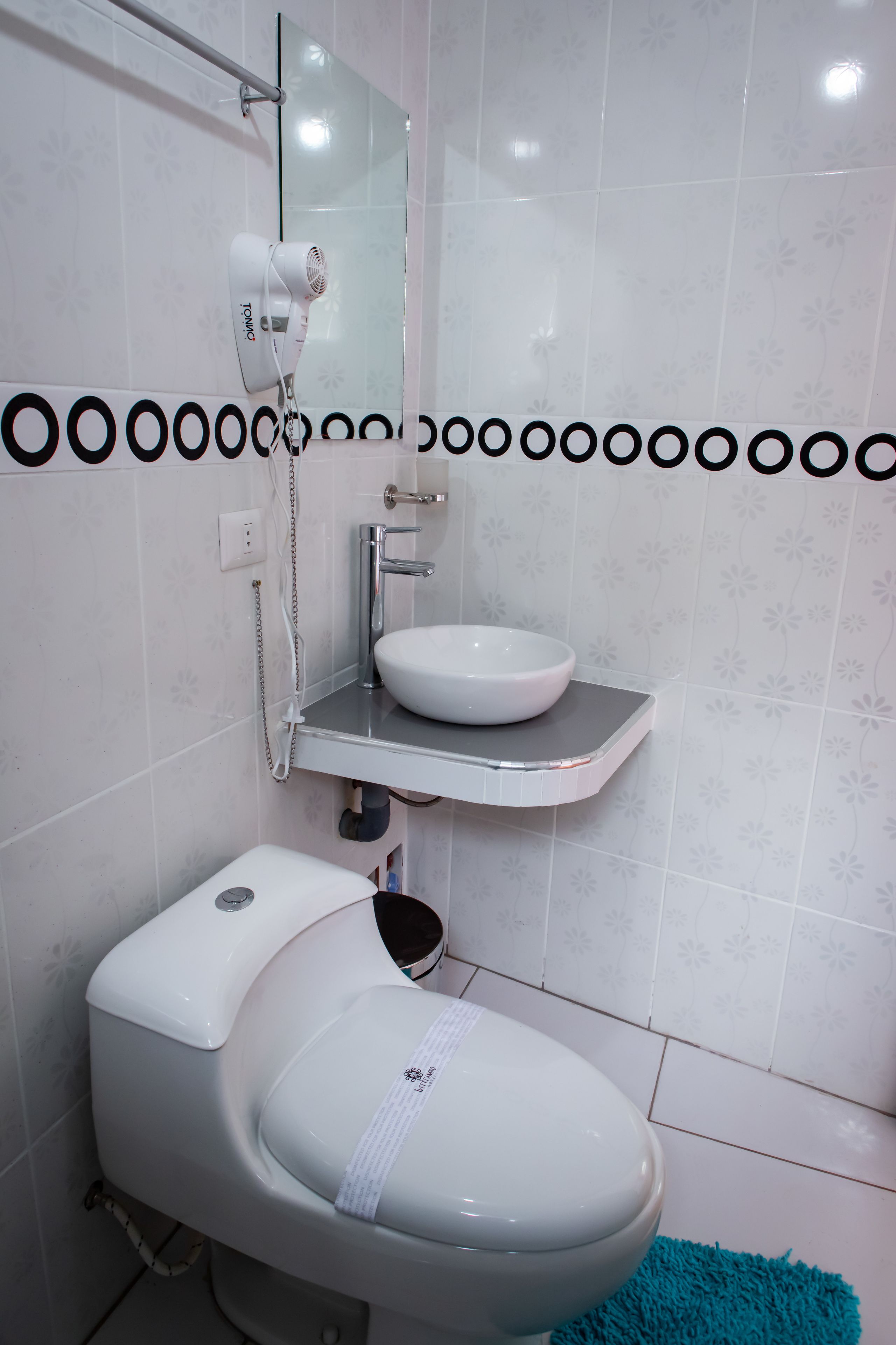 standard double room | bathroom | shower, free toiletries, hair dryer, towels