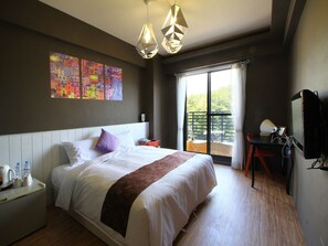 Decoración personalizada, escritorio, cortinas blackout y wifi gratis 