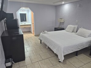 Premium bedding, down comforters, desk, iron/ironing board - Budget Inn East (Kissimmee)