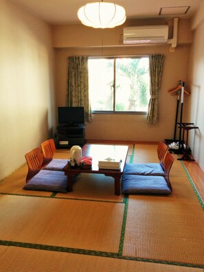 Habitación tradicional, baño compartido | Servicio de comidas en la habitación