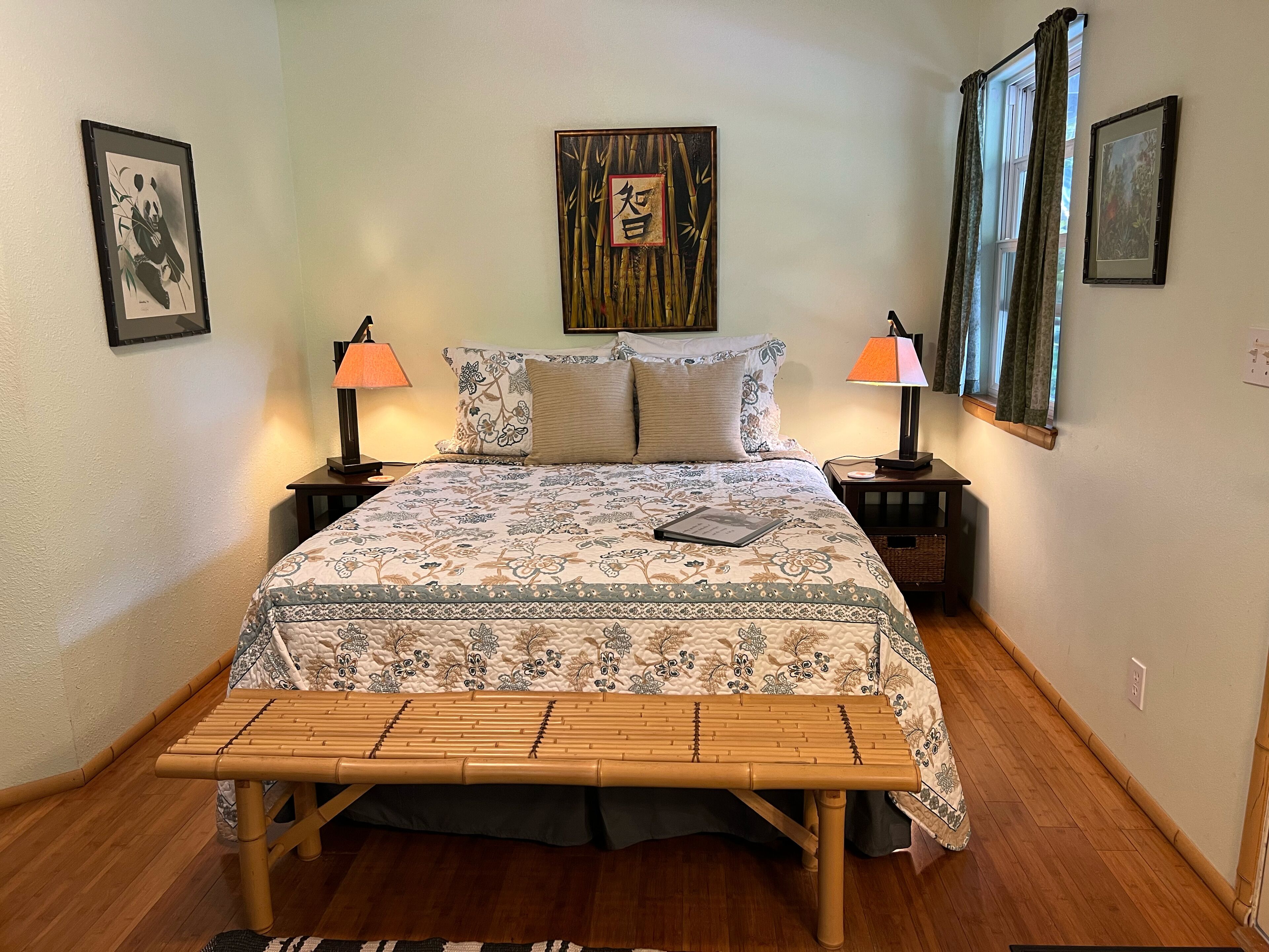 Premium Studio, 1 Katil Ratu (Queen), Private Bathroom, Garden View | Peralatan tempat tidur premium, dihias secara berasingan 