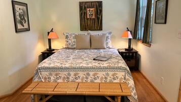 Premium Studio, 1 Katil Ratu (Queen), Private Bathroom, Garden View | Peralatan tempat tidur premium, dihias secara berasingan