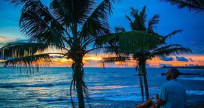 A beach scene with palm trees and a sunset. - Nooit Gedacht Holiday Resort (Unawatuna)