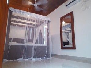 Een bureau, gratis wifi, beddengoed