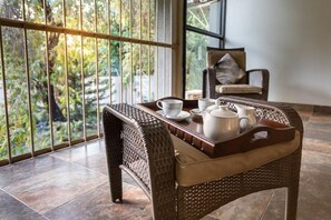 Kjøleskap, mikrobølgeovn, kokeplater og oppvaskmaskin