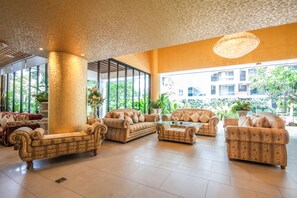 Coin salon dans le hall