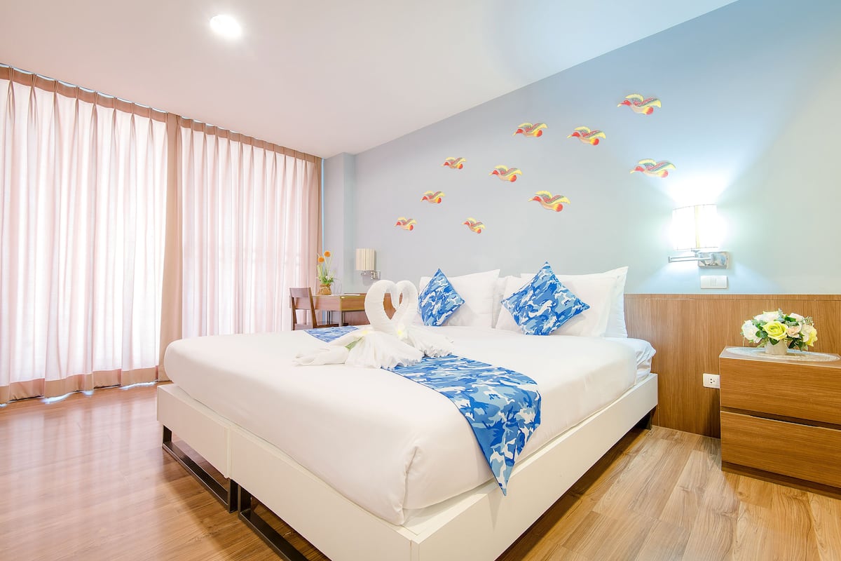 Deluxe Room | Hypo-allergenic bedding, minibar, in-room safe, desk
