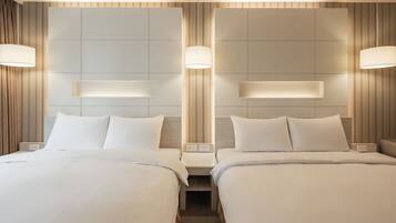 Neljän hengen businesshuone | Untuvapeitot, työpöytä, pimennysverhot, äänieristys