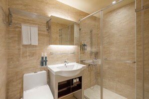 Shower, hydromassage showerhead, hair dryer, slippers - Kindness Hotel ZhongShan Bade (Kaohsiung)