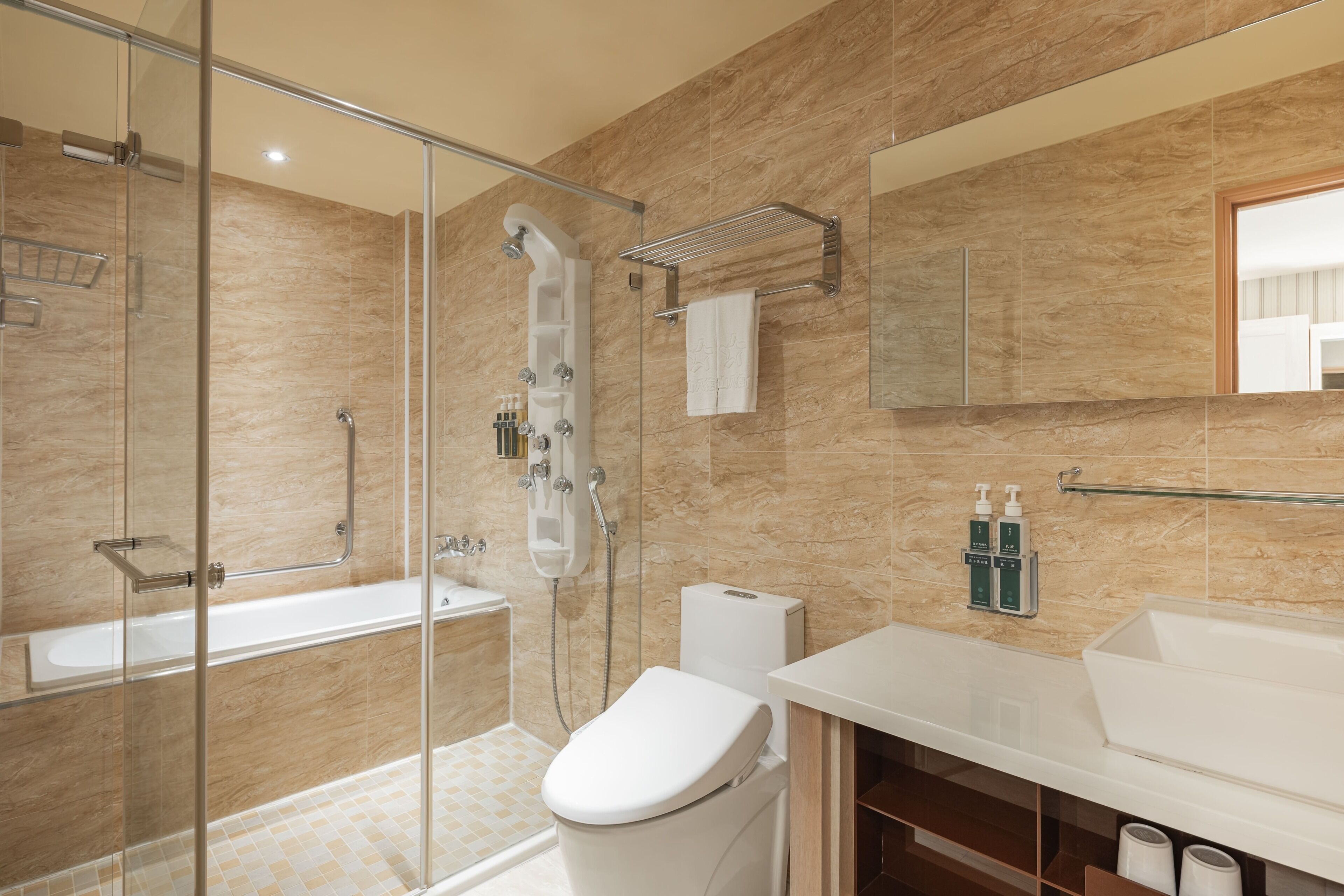 Douche, douche hydromassante, sèche-cheveux, chaussons