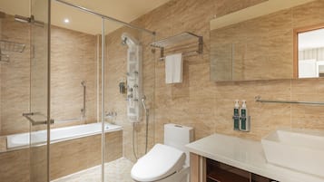 Dusj, dusjhode med hydromassaje, hårføner og tøfler