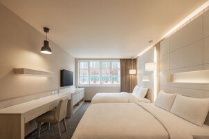 Cubrecamas, escritorio, cortinas blackout y sistema de insonorización 