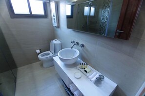 Badewanne und Dusche (separat), kostenlose Toilettenartikel