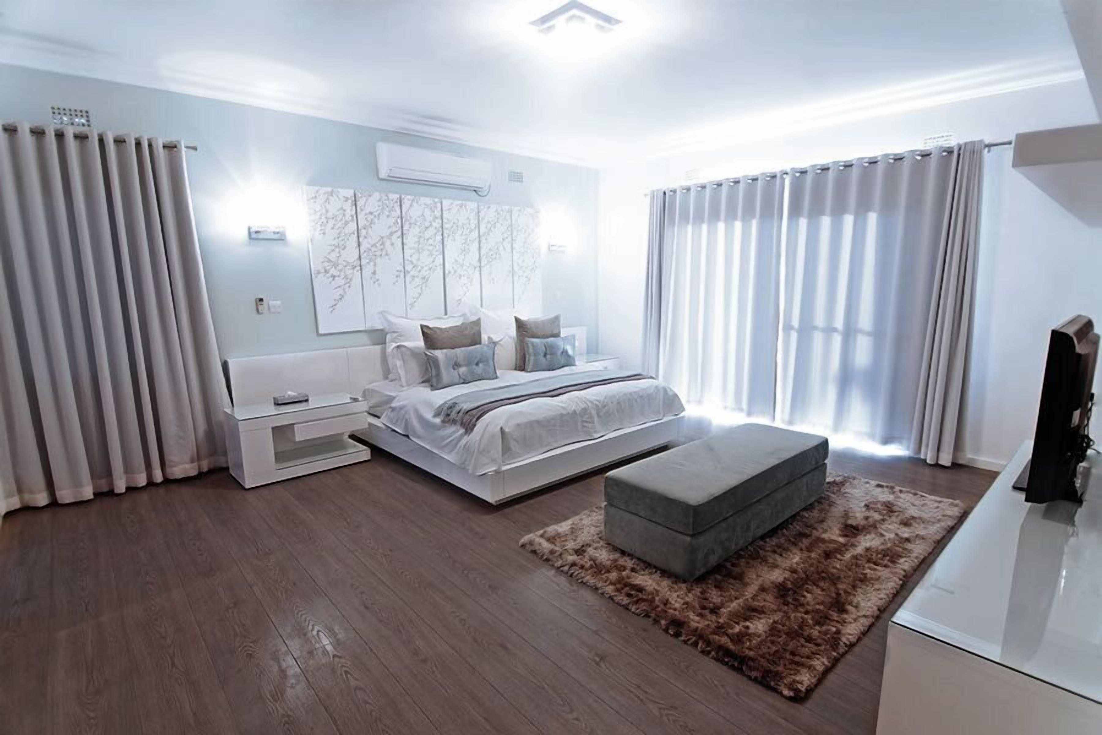 Hochwertige Bettwaren, Tempur-Pedic-Betten, Zimmersafe, Schreibtisch