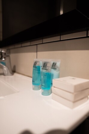 Dusche, kostenlose Toilettenartikel, Haartrockner, Handtücher