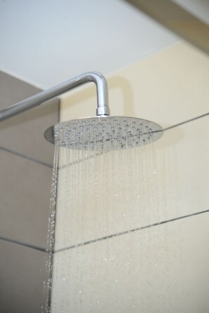 Kahden hengen huone | Kylpyhuone | Suihku, ilmaiset hygieniatuotteet, hiustenkuivaaja, pyyhkeet