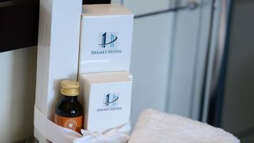 Superior Double Room | Bathroom amenities | Shower, free toiletries, hair dryer, towels