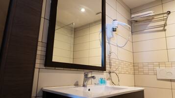 Douche, articles de toilette gratuits, sèche-cheveux