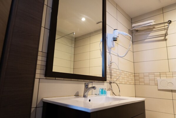 Dusche, kostenlose Toilettenartikel, Haartrockner, Handtücher