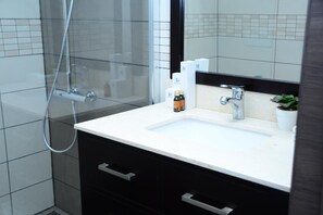 Baño | Regadera, amenidades de baño gratuitas, secadora de cabello, toallas 