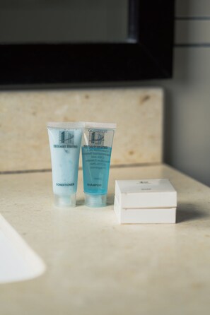 Dusche, kostenlose Toilettenartikel, Haartrockner, Handtücher