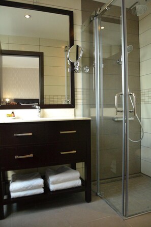 Shower, free toiletries, hair dryer, towels - The Helmet Hotel (Brussels)