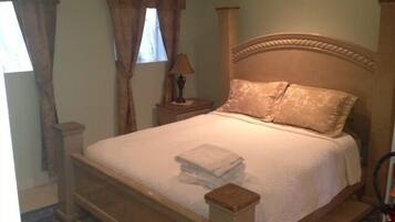 Main Street Bungalow | 3 bedrooms, desk, iron/ironing board, free WiFi