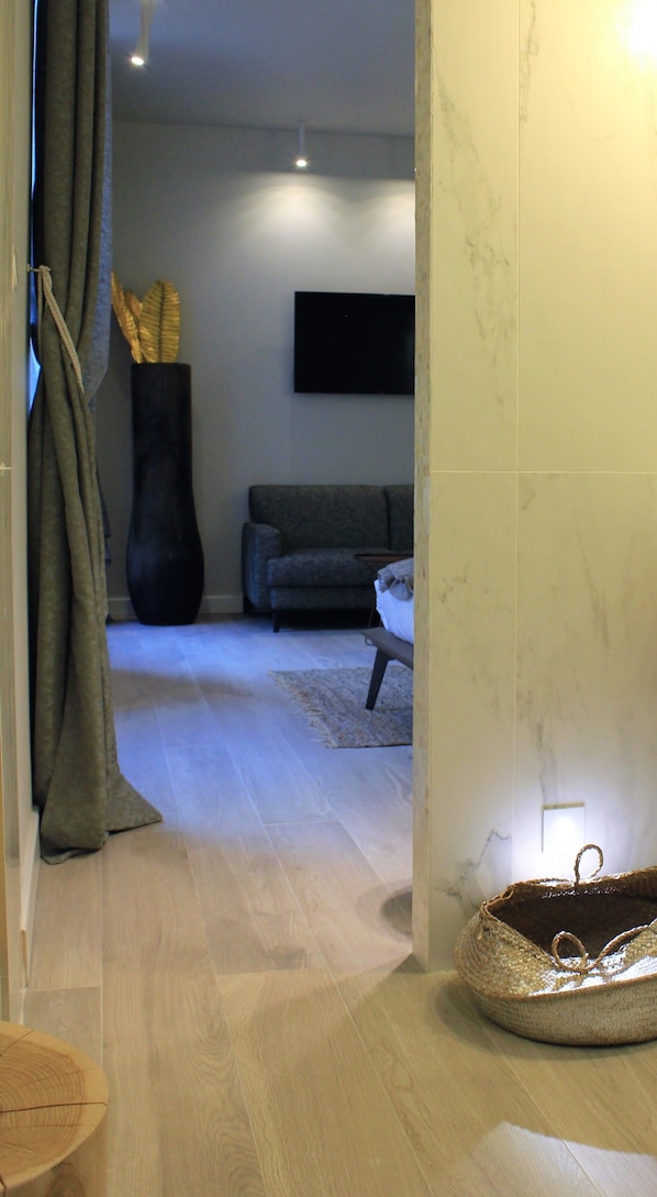 Comfort Suite | 1 bedroom, minibar, in-room safe, individually decorated