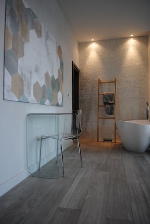 Deluxe Suite | 1 bedroom, minibar, in-room safe, individually decorated