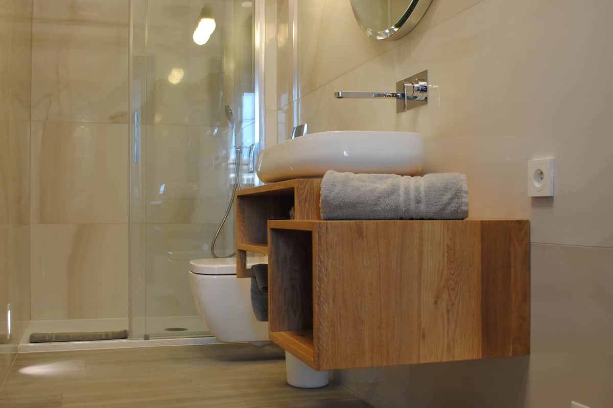 deluxe suite | bathroom | free toiletries, hair dryer, towels