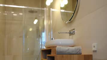 Suite Deluxe | Baño | Amenidades de baño gratuitas, secadora de cabello, toallas