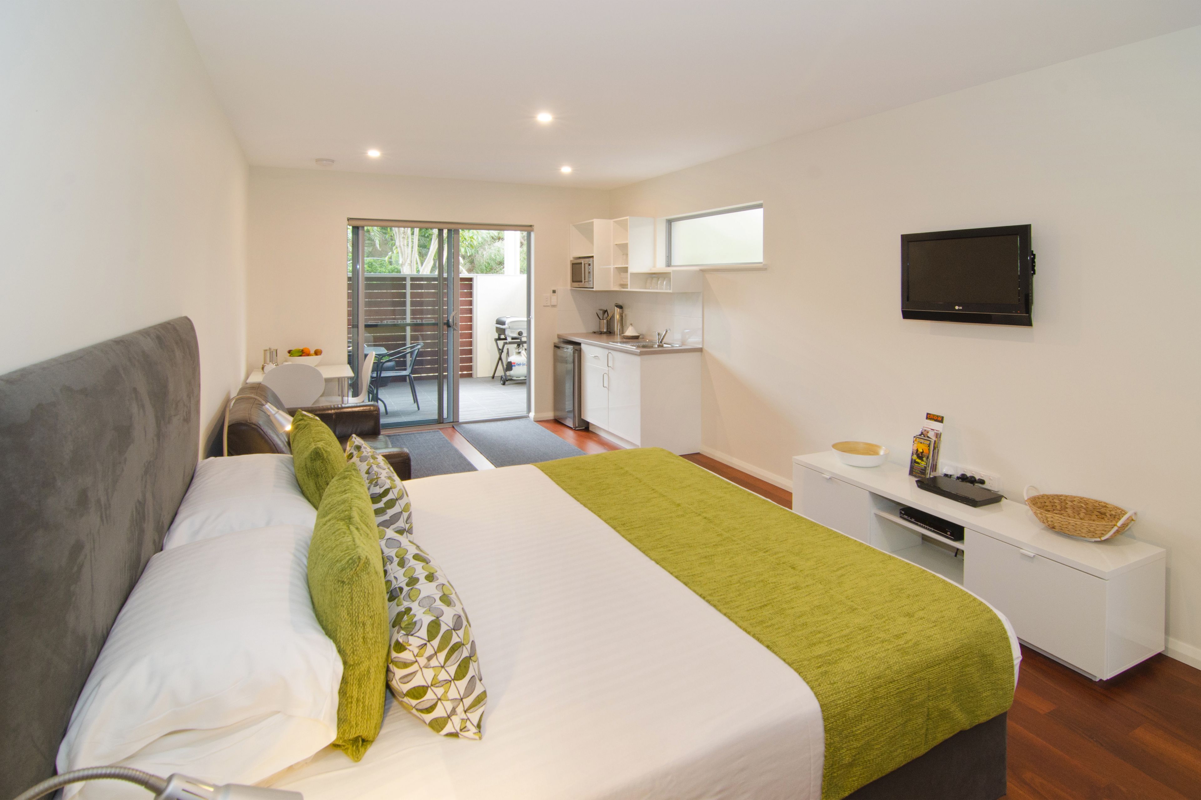 Deluxe Studio, 1 King Bed, Garden View | Egyptian cotton sheets, premium bedding, down duvets, pillow-top beds