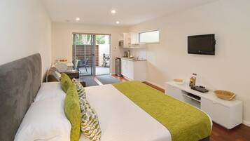 Deluxe Studio, 1 King Bed, Garden View | Egyptian cotton sheets, premium bedding, down duvets, pillow-top beds