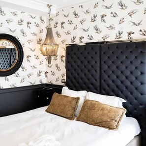 Minibar, safe på rommet, skrivebord og blendingsgardiner