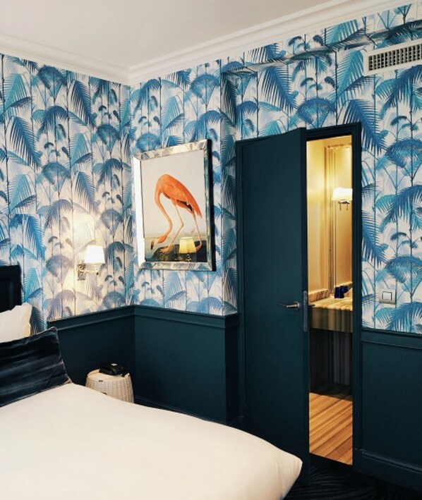 Minibar, Zimmersafe, Schreibtisch, Verdunkelungsvorhänge