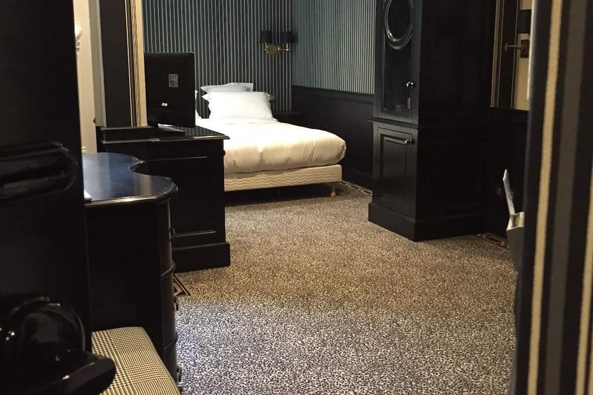 ميني بار وخزنة داخل الغرفة ومكتب وستائر تعتيم