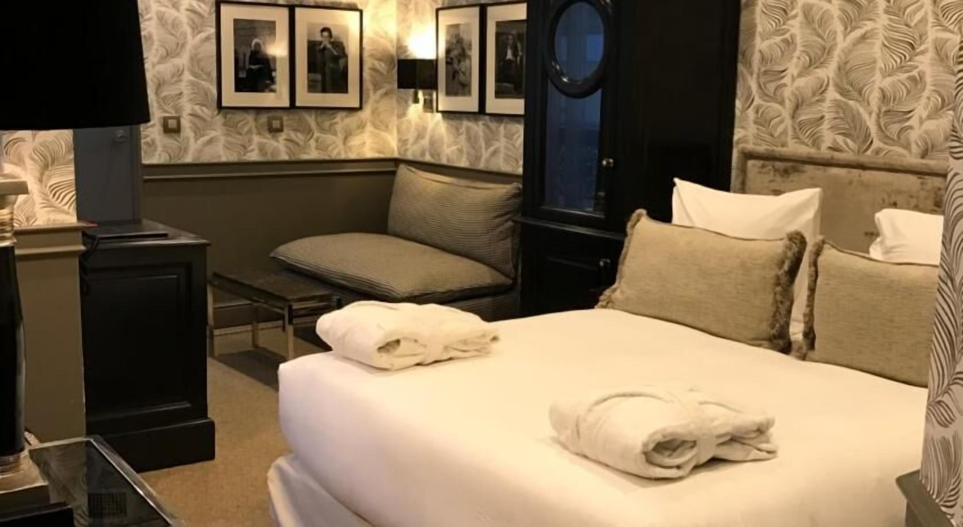 Minibar, safe på rommet, skrivebord og blendingsgardiner