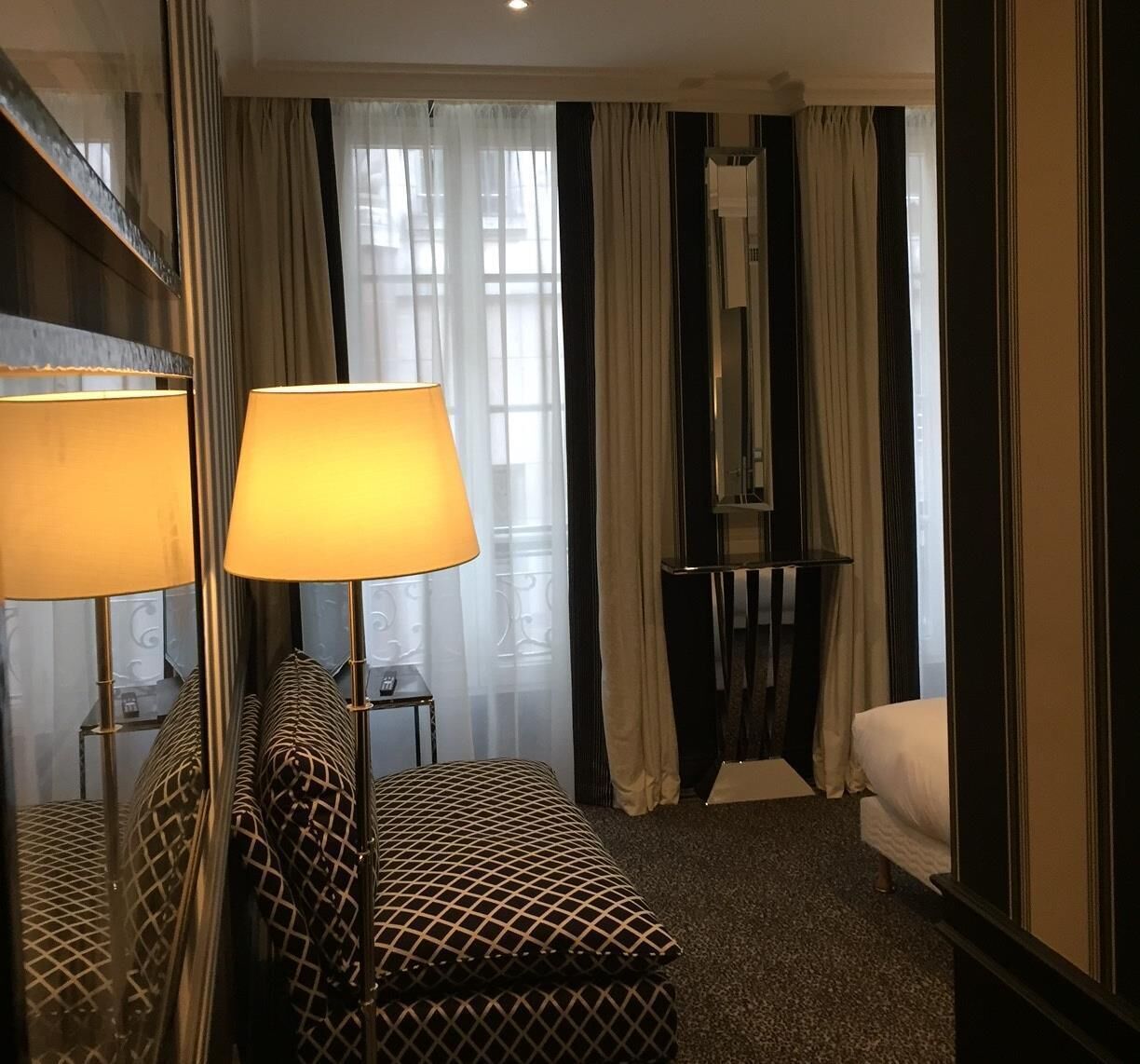 迷你吧、客房内保险箱、办公桌、遮光窗帘