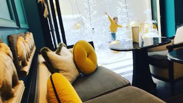 Desayuno buffet diario (EUR 18.00 por persona)