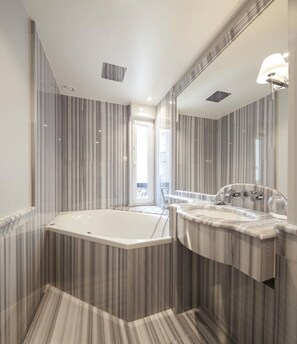 Combined shower/bathtub, hair dryer, towels - Hotel George Washington (Paris)