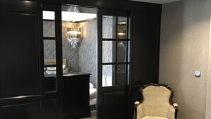 Minibar, caja de seguridad en la habitación y escritorio 
