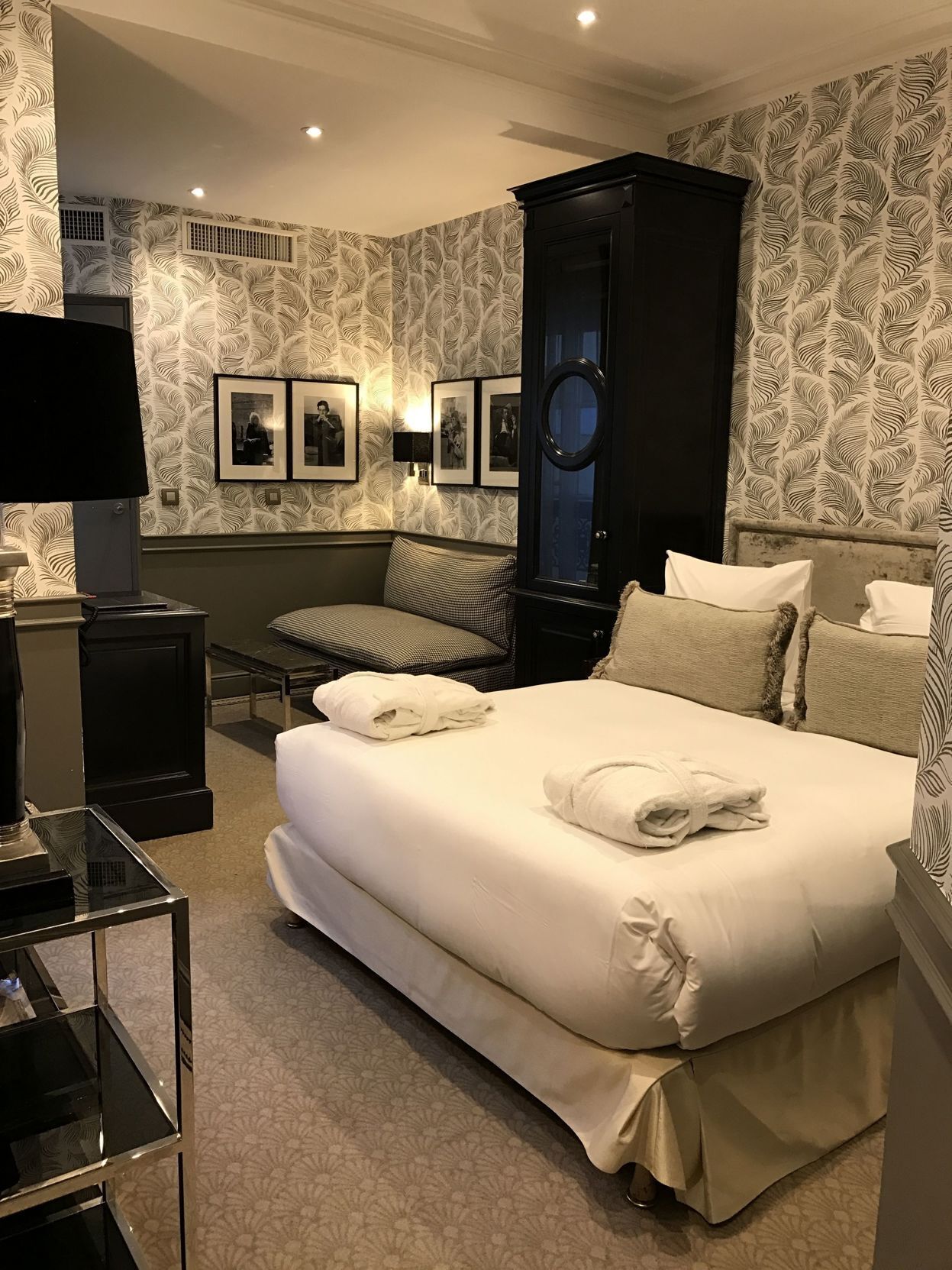Minibar, safe på rommet, skrivebord og blendingsgardiner