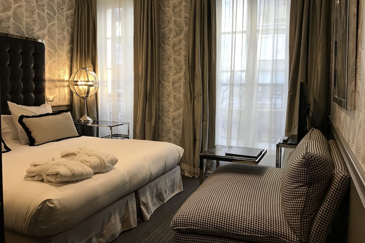 Een minibar, een kluis op de kamer, een bureau, verduisterende gordijnen